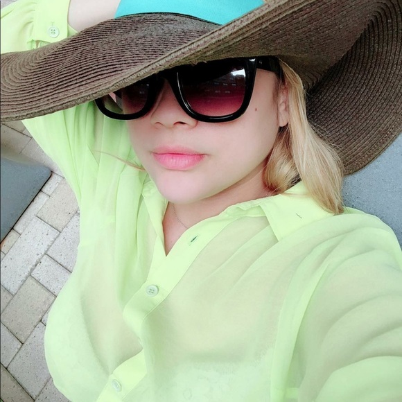 Meet your Posher, Damaris Miletski - Picture 3 of 4